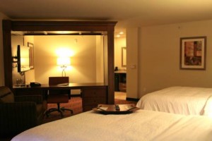 Hampton Inn and Suites Seattle Airport bedroom